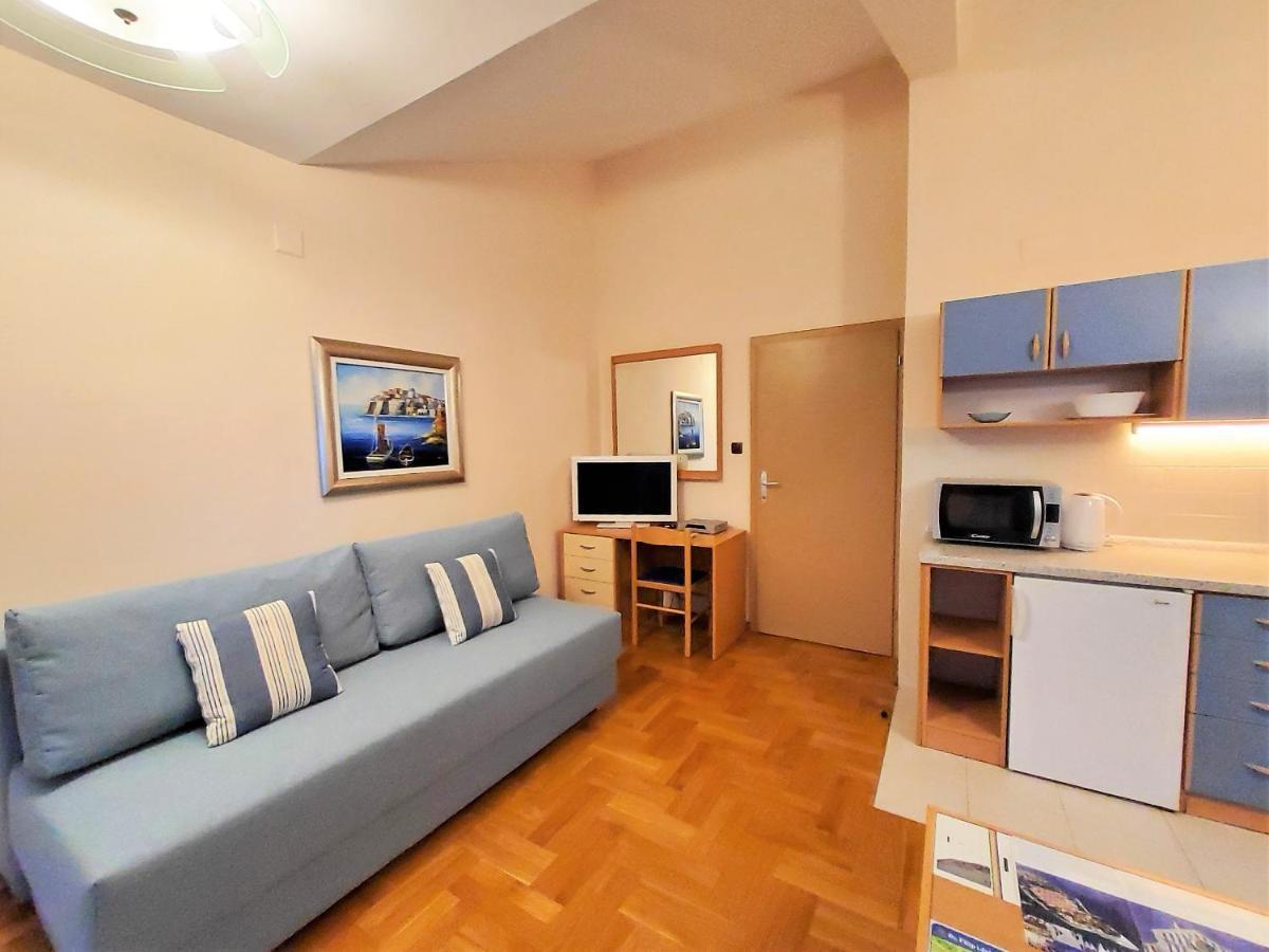 Apartments Petra I Karlo ตูรันญ์ ภายนอก รูปภาพ